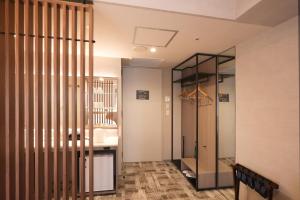 Habitación con pasillo con lavabo y espejo. en SK HOTEL Kobe Ekimae en Kobe