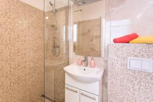 La salle de bains est pourvue d'un lavabo et d'une douche. dans l'établissement Apartments with a parking space Gornja Brela, Makarska - 20448, à Zadvarje