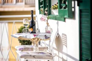 - une table avec 2 verres et une bouteille de vin dans l'établissement Apartments with a parking space Gornja Brela, Makarska - 20448, à Zadvarje