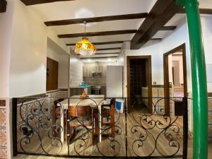 a dining room and kitchen with a table and a chandelier at La Carchata in Siete Aguas