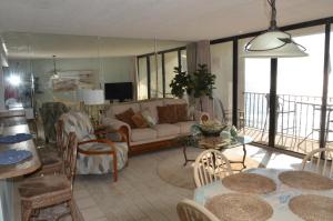 sala de estar con sofá y mesa en Ocean front condo, en Panama City Beach