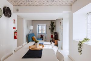 een woonkamer met een witte tafel en stoelen bij Encosta d´Óbidos in Óbidos