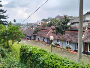 a view of a row of houses at Villa Landis Resort in Pacet