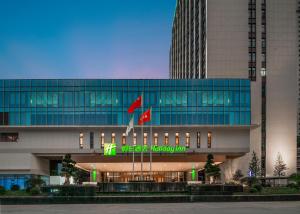 ein Gebäude mit einem Schild, das das neue koreanische Hotel liest in der Unterkunft Holiday Inn Fu'an in Fu'an