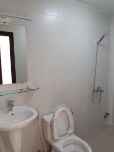 Ett badrum på Hong Vinh Hotel