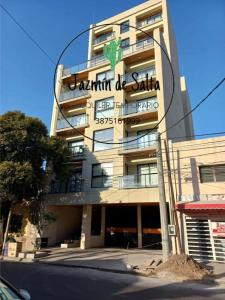 Un edificio con un cartel al costado. en Jazmin de Salta II, en Salta