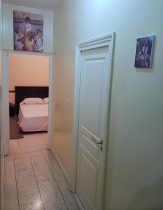 een kamer met een deur naar een slaapkamer bij Dar maria in Fès