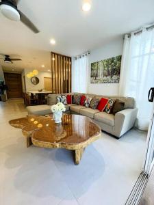 sala de estar con sofá y mesa de centro en Casa Lapa Roja, en Playa Hermosa