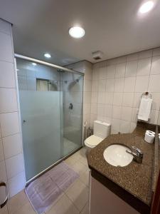 W łazience znajduje się prysznic, umywalka i toaleta. w obiekcie Hospede-se B21 Convention Flat Particular w mieście Brasília