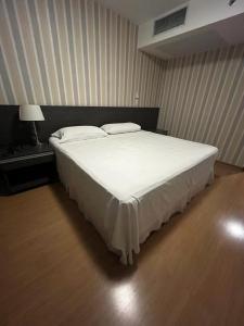 sypialnia z dużym białym łóżkiem w pokoju w obiekcie Hospede-se B21 Convention Flat Particular w mieście Brasília
