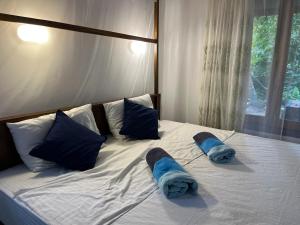 łóżko z 2 poduszkami i ręcznikami w obiekcie Freedom House Hiriketiya w mieście Dickwella