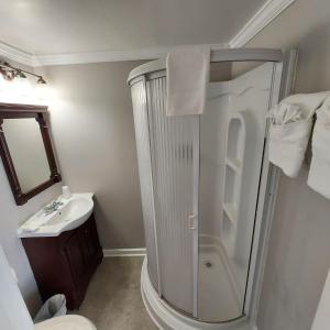 ein Bad mit einer Dusche und einem Waschbecken in der Unterkunft The Burgundy Inn Hotel and Apartments in Ocean City