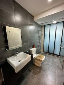 ein Badezimmer mit Waschbecken und Toilette in der Unterkunft Almas suites Cozy NETFLIX100mbps By STAY in Nusajaya