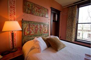 Tempat tidur dalam kamar di McMenamins Hotel Oregon