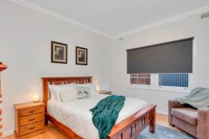 1 dormitorio con 1 cama y TV de pantalla plana en Mabel’s retreat 4 bedrooms,Wifi,Netflix,Kayo, en Broken Hill