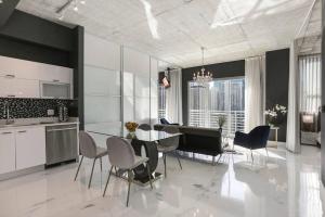 cocina y comedor con mesa y sillas en Elegant and stylish 2/2 in the heart of downtown en Miami