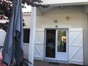 een open deur van een gebouw met een deur bij Maison La Tranche-sur-Mer, 1 pièce, 4 personnes - FR-1-22-194 in La Tranche-sur-Mer