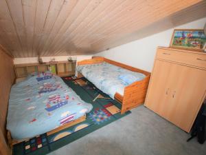 een slaapkamer met 2 bedden en een houten plafond bij Maison La Tranche-sur-Mer, 1 pièce, 4 personnes - FR-1-22-194 in La Tranche-sur-Mer