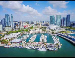una vista aérea de un puerto deportivo en una ciudad en Elegant and stylish 2/2 in the heart of downtown, en Miami