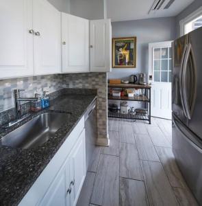 een keuken met een spoelbak en een koelkast bij President's Residence in Washington