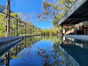 a pool of water in front of a house at Tangyue Resort in Tai'an