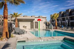 een zwembad met palmbomen naast een gebouw bij Family Reunion Fun #13 & #15 home in St. George +46 foto's