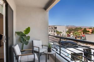 een balkon met stoelen en uitzicht op de stad bij Family Reunion Fun #13 & #15 home in St. George