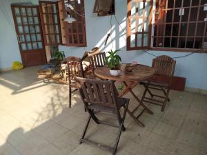 uma mesa de madeira e cadeiras num quarto em Entire small house mins to everywhere! em Ho Chi Minh