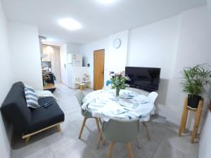 uma sala de estar com uma mesa e um sofá em Milca Celeste Nueva Córdoba em Córdoba