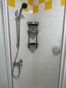 y baño con ducha con cabezal de ducha. en Villa des Palmiers, Chambre 3, Lit double en Villeneuve-sur-Lot