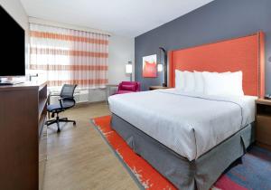 a hotel room with a large bed and a desk at La Quinta Inn & Suites by Wyndham Lakeway in Lakeway +40 photos