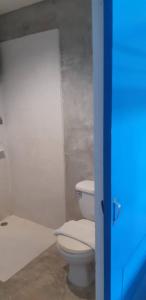 uma casa de banho com um WC branco num quarto em Klai Hat Inn em Hua Hin