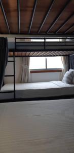 Divstāvu gulta vai divstāvu gultas numurā naktsmītnē Klai Hat Inn