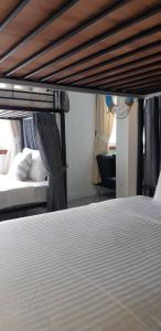 Uma cama ou camas num quarto em Klai Hat Inn