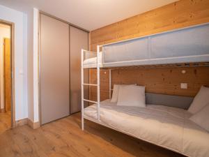 a bedroom with two bunk beds in a room at Appartement Valmorel, 3 pièces, 7 personnes - FR-1-356-414 in Valmorel