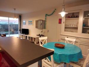Televízia a/alebo spoločenská miestnosť v ubytovaní Maison cosy à La Chaume, jardin, véranda, 3 chambres, proche quais et piscines - FR-1-331-221