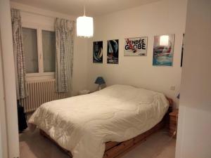 Posteľ alebo postele v izbe v ubytovaní Maison cosy à La Chaume, jardin, véranda, 3 chambres, proche quais et piscines - FR-1-331-221