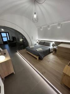 una camera da letto con un letto al centro della stanza di Archome Luxury Apartment a Brindisi