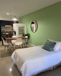 1 dormitorio con 1 cama y 1 mesa con sillas en Moderno monoambiente, sientete como en casa! en Rosario