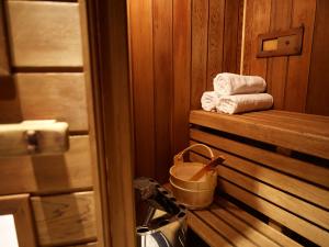 una pila de toallas en una sauna con un cubo en Kyah en Blackheath
