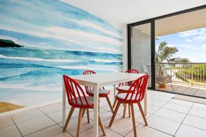 Bazén v ubytování SeaScape Marcoola 2 Bedroom Beachside Apartment nebo v jeho okolí