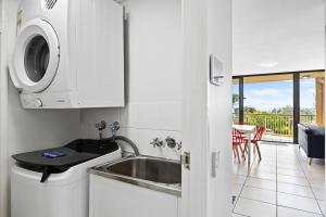 Kuchyň nebo kuchyňský kout v ubytování SeaScape Marcoola 2 Bedroom Beachside Apartment