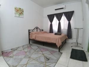 Ένα ή περισσότερα κρεβάτια σε δωμάτιο στο Homestay Impian