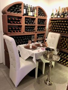 un comedor con una mesa con botellas de vino en perfect lifestyle Design Boutique & Private SPA en Gebenstorf