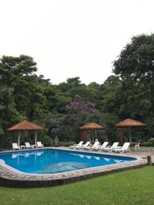 una piscina con sillas y sombrillas en Caldera River Canyon, 