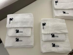 quatro toalhas sentadas numa mesa na casa de banho em Archome Luxury Apartment em Brindisi
