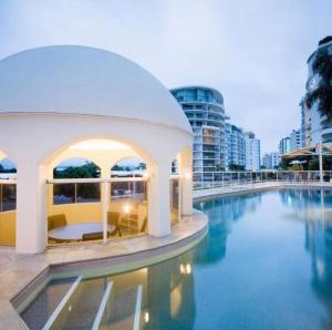 um edifício com piscina de água numa cidade em Zanzibar-Premium Ocean Apartment em Mooloolaba