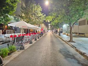 Milca Celeste Nueva Córdoba في قرطبة: شارع فاضي بالليل فيه طاولات وكراسي