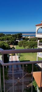 een balkon met uitzicht op de oceaan bij Apartamento El Portil, Playas del Sur in El Portil