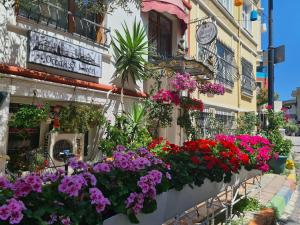 een gebouw met bloemen ervoor bij Oceans 7 Hotel in Istanbul